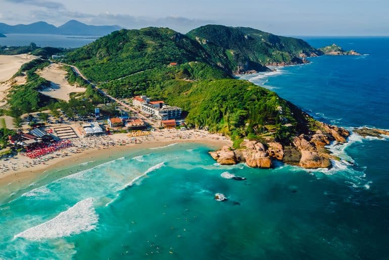 FLORIANÓPOLIS: A ILHA DA MAGIA — GUIA COMPLETO COM AS MELHORES PRAIAS, PASSEIOS E DICAS PARA APROVEITAR TUDO QUE A CAPITAL CATARINENSE TEM A OFERECER! em Cachoeira